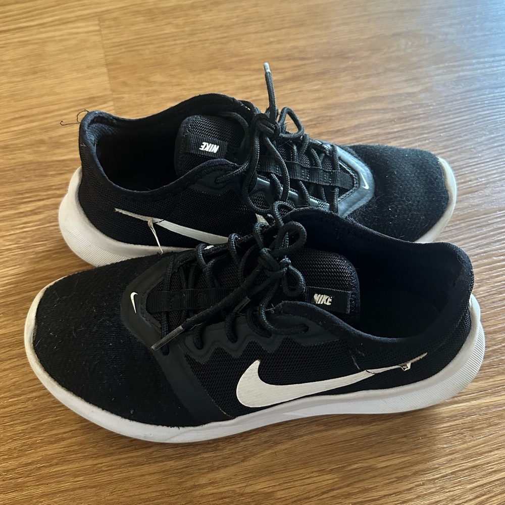 Nike Women's Viale Tech Racer Sneaker size 6.5